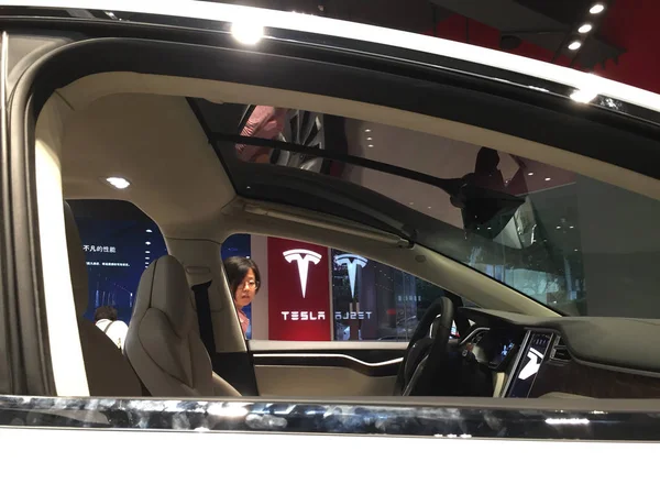 Coche Eléctrico Tesla Exhibe Una Tienda Concesionarios Tesla Ciudad Wuhan — Foto de Stock