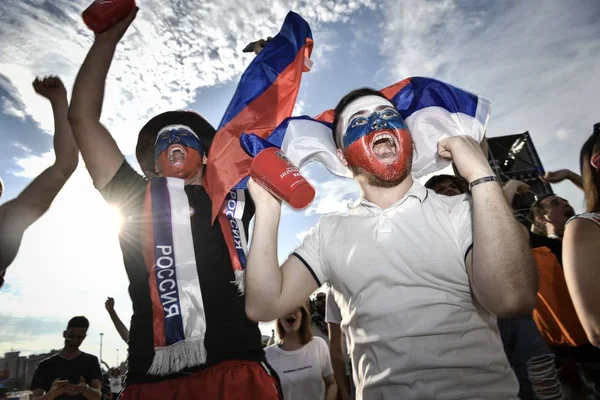 Rosyjski Fanów Reagują Jak Oni Oglądać Rundzie Mecz Pomiędzy Hiszpanią — Zdjęcie stockowe