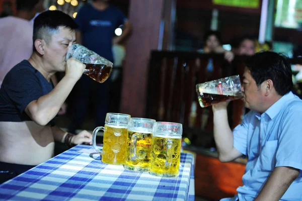 2018年7月31日 中国東部山東省青島市で開催される第28回青島国際ビールフェスティバルで 中国人観光客がビールを楽しむ — ストック写真