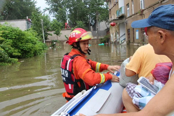 Китайские Спасатели Эвакуируют Местных Жителей После Сильного Ливня Вызванного Тайфуном — стоковое фото