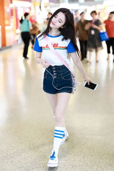 Chinese Zangeres Actrice Jingyi Arriveert Bij Shanghai Hongqiao International Airport — Stockfoto