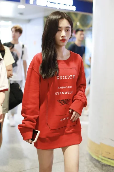 Cantora Atriz Chinesa Jingyi Vestida Com Capuz Vermelho Chega Aeroporto — Fotografia de Stock