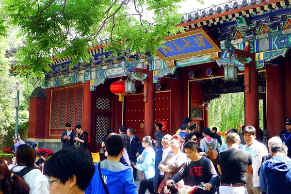 Turisták Tömeg Előtt Főkapu Pekingi Egyetem Peking Kína Május 2018 — Stock Fotó