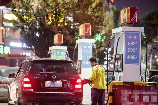 Chinese Worker Refuels Car Gas Station Cnpc China National Petroleum — Stok fotoğraf