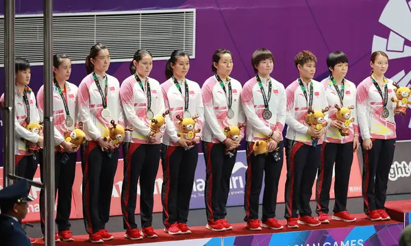 Médaillée Argent Équipe Chinoise Badminton Féminin Pose Lors Cérémonie Remise — Photo