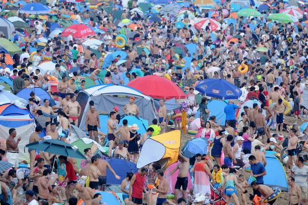 8月5日 中国东北辽宁省大连市一个炎热的日子里 4万多名度假者涌向海滩度假村降温 — 图库照片