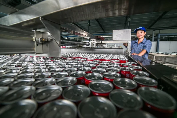 Trabajador Chino Examina Producción Bebidas Línea Montaje Una Fábrica Alimentos — Foto de Stock