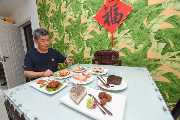 Красочные Камни Собранные Китайским Пожилым Человеком Янь Баошэн Напоминающие Банкет — стоковое фото