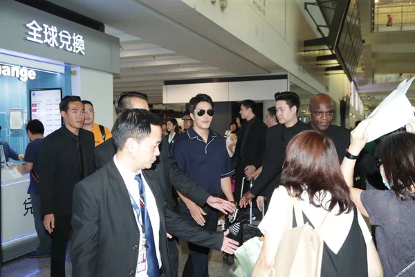 韩国演员姜相宇抵达中国香港香港国际机场后 — 图库照片