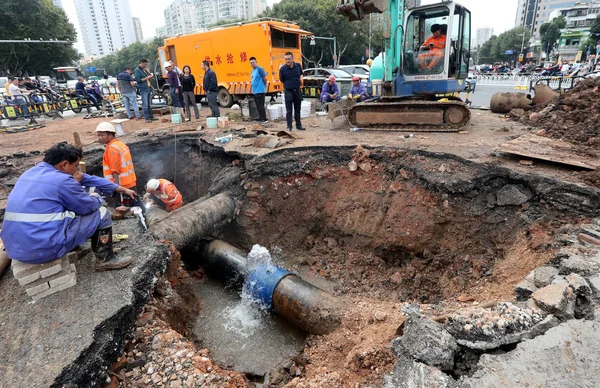 Trabajadores Chinos Reparan Oleoducto Agua Roto Que Causa Colapso Carretera — Foto de Stock