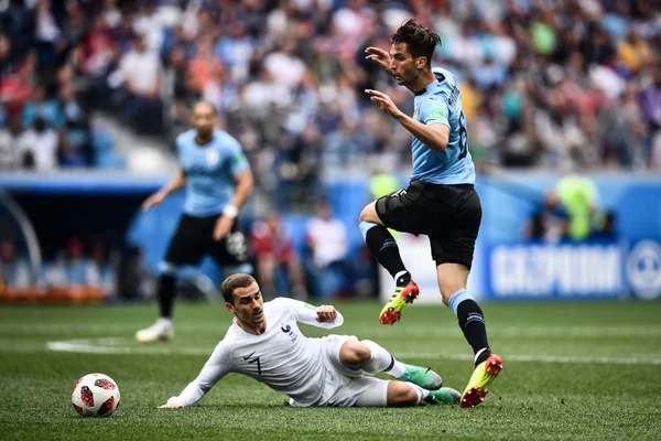 Rodrigo Bentancur Right Uruguay Passes Ball Antoine Griezmann France Quarterfinal — Stock Photo, Image