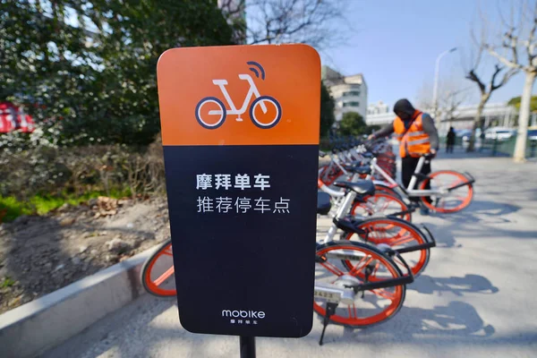 Ποδήλατα Των Κινεζικών Ποδηλάτων Μοιραμένος Υπηρεσία Mobike Είναι Σταθμευμένα Στο — Φωτογραφία Αρχείου