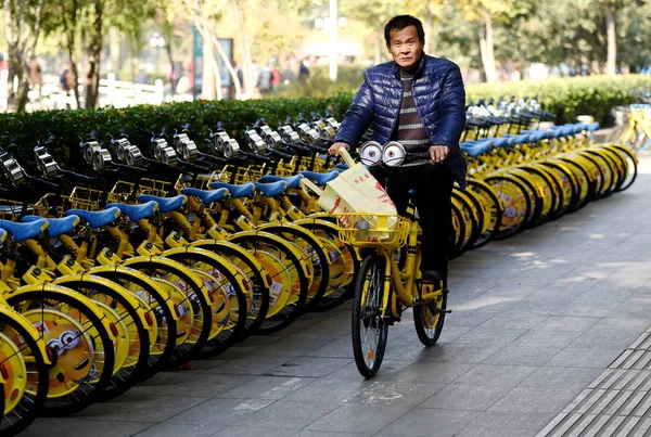 Ένας Ποδηλάτης Ταξιδεύει Θεματικά Ποδήλατα Της Κινεζικής Υπηρεσίας Διαμοιρασμού Ποδηλάτων — Φωτογραφία Αρχείου