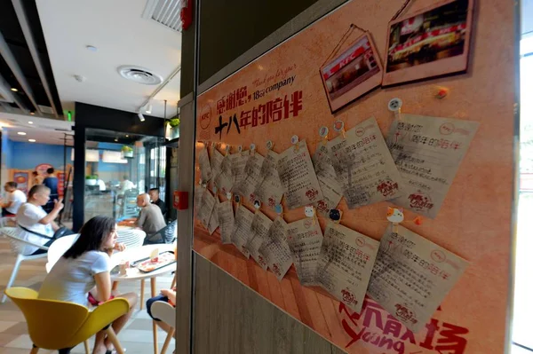 新聞は 中国北西部の甘粛省蘭州市にある蘭州朝のポストをテーマにしたKfcファーストフードレストランで飾られています 2018年8月20日 — ストック写真