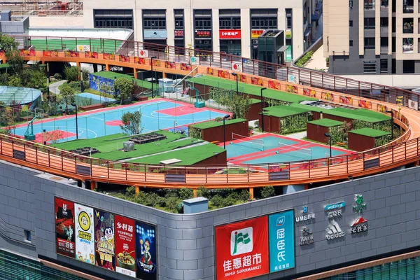 2018年8月26日 在中国重庆一家购物中心的顶部建造的体育中心鸟图 — 图库照片