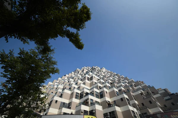 Vue Complexe Pyramidal Composé Trois Immeubles Bureaux Dans Ville Kunshan — Photo