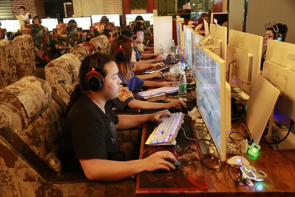 File Young Chinese College Students Play Online Video Games Competition — Stock Photo, Image