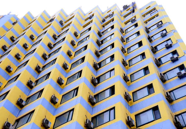 Edificio Rayas Amarillo Azul Está Decorado Con Docenas Acondicionadores Aire — Foto de Stock