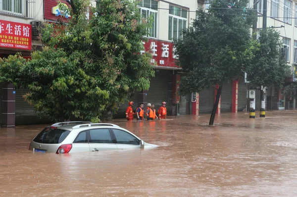 Car Half Submerged Floodwater Caused Heavy Rainstorm Shou Town Pujiang — Stock Photo, Image