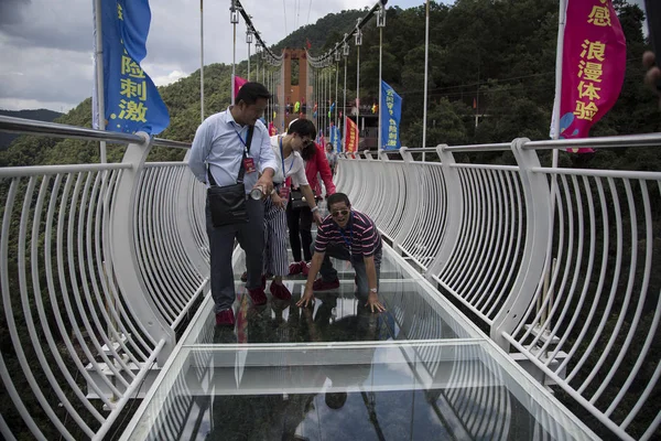 Turystów Odważny Most Szkła Dołu Nad Doliną Qinglong Mieście Kunming — Zdjęcie stockowe