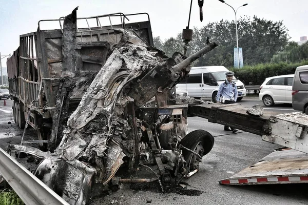 Una Vista Los Escombros Dos Camiones Quemados Por Fuego Causado — Foto de Stock