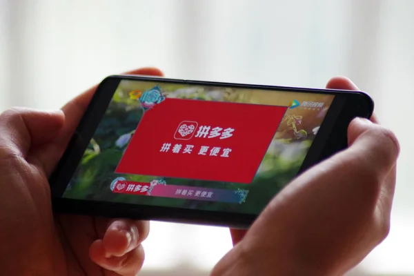 Čínský Uživatel Mobilního Telefonu Používá Mobilní Aplikaci Čínské Online Skupiny — Stock fotografie
