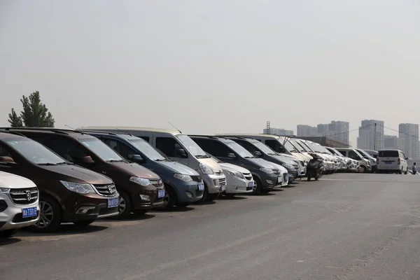 Cientos Coches Usados Venta Están Alineados Las Carreteras Que Influye — Foto de Stock