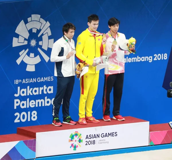 Medallista Oro Sun Yang China Centro Posa Con Trofeo Entre —  Fotos de Stock