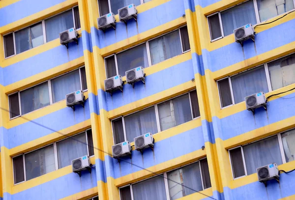 Een Gestreepte Gebouw Geel Blauw Versierd Met Tientallen Airconditioners Shenyang — Stockfoto