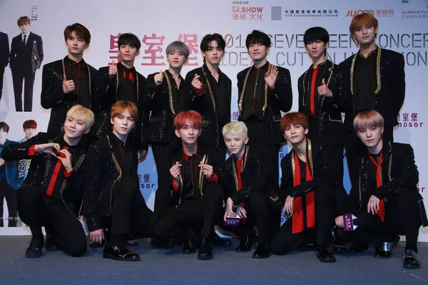 Члены Южнокорейской Мальчиковой Группы Seventeen Стилизованной Seventeen Svt Приняли Участие — стоковое фото