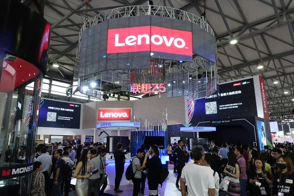 Ludzie Odwiedzają Stoisko Lenovo Group Podczas Wystawy Szanghaju Chiny Czerwca — Zdjęcie stockowe