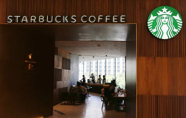 Uitzicht Een Café Van Starbucks Koffie Shanghai China November 2016 — Stockfoto