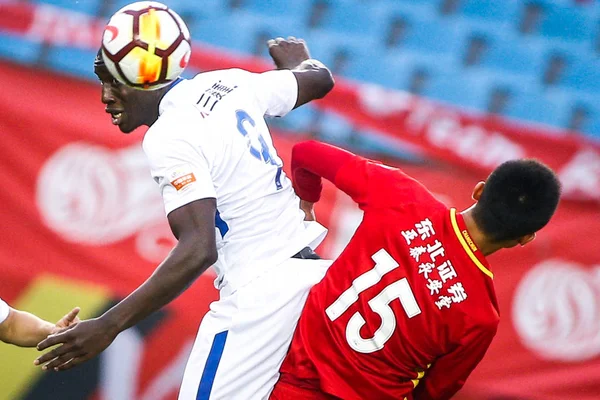 Jugador Fútbol Senegalés Demba Superior Shanghai Groenlandia Shenhua Encabeza Pelota —  Fotos de Stock