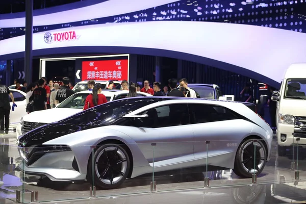 People Visit Stand Toyota 17Th Shanghai International Automobile Industry Exhibition — Stock Photo, Image