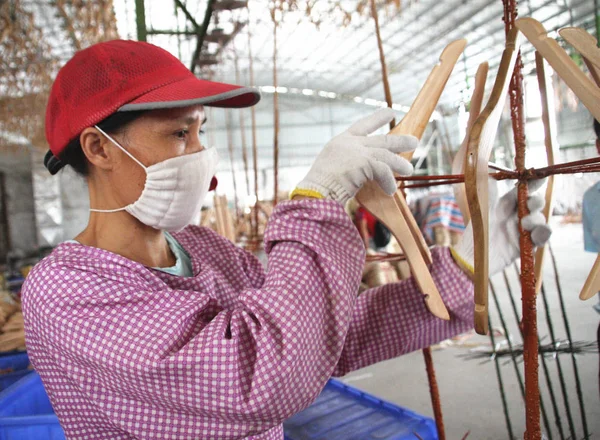 Travailleur Chinois Produit Des Cintres Bois Destinés Être Exportés Japon — Photo