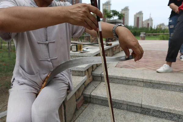 Der Jährige Pensionierte Chinesische Musiker Liang Linsheng Spielt Einem Park — Stockfoto