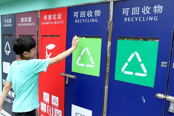 Young Boy Throws Rubbish Smart Bin Deployed Meet New Garbage — Stock Photo, Image