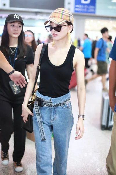 Cantante Actriz Taiwanesa Angela Chang Sale Terminal Después Aterrizar Aeropuerto —  Fotos de Stock