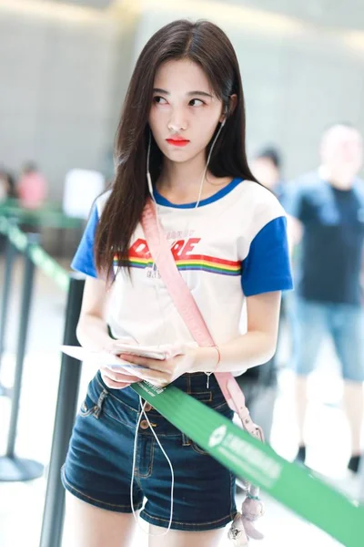 Chinese Zangeres Actrice Jingyi Arriveert Bij Shanghai Hongqiao International Airport — Stockfoto