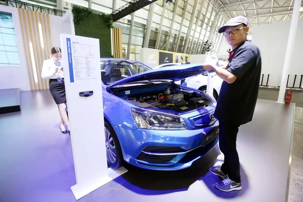 Geely Emgrand Ev450 Samochód Elektryczny Jest Wyświetlaczu Podczas Auto Show — Zdjęcie stockowe