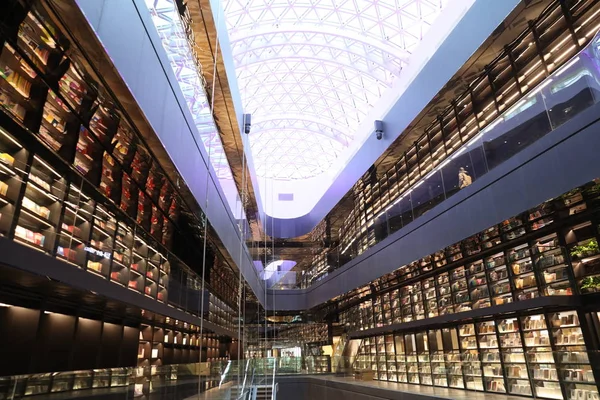 Bücher Werden Der Vier Stockwerke Hohen Bücherwand Einem Einkaufszentrum Der — Stockfoto