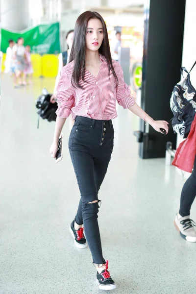 Cântăreața Actrița Chineză Jingyi Ajunge Aeroportul Internațional Shanghai Hongqiao Înainte — Fotografie, imagine de stoc