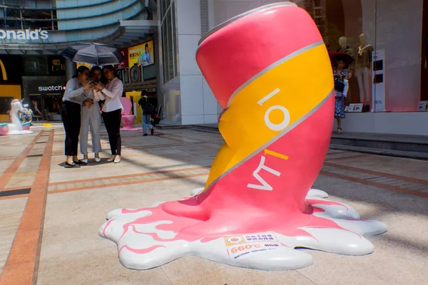 2018年8月9日在中国南方广东省广州市天河区 Vt101 举行的 主题艺术展上展出 饮料罐 — 图库照片
