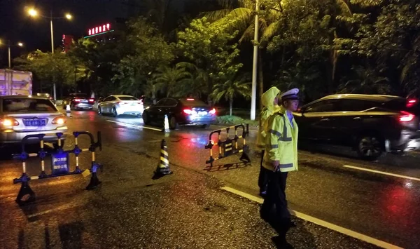 Polizeibeamte Leiten Den Verkehr Vor Einem Zusammenbruch Der Straße Aufgrund — Stockfoto