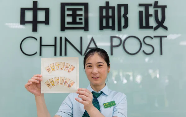 Employé Chinois Montre Des Timbres Dans Une Succursale China Post — Photo