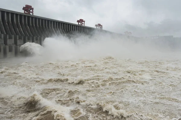 Floodwater Tör Három Szoros Gát Jangce Folyó Yichang Város Közép — Stock Fotó