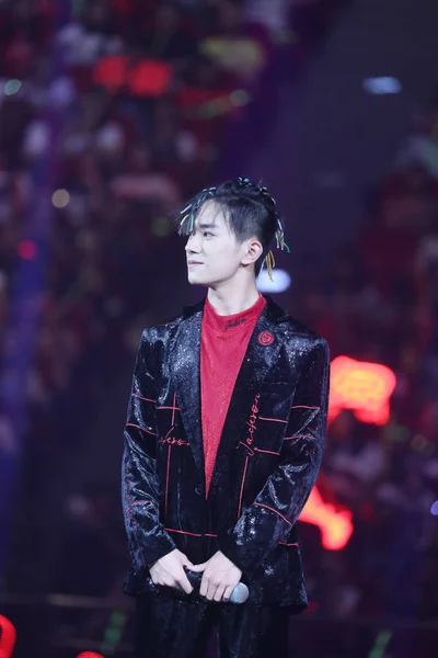 Jackson Yee Eller Yangqianxi Kinesisk Pojke Gruppen Tfboys Utför Alibaba — Stockfoto