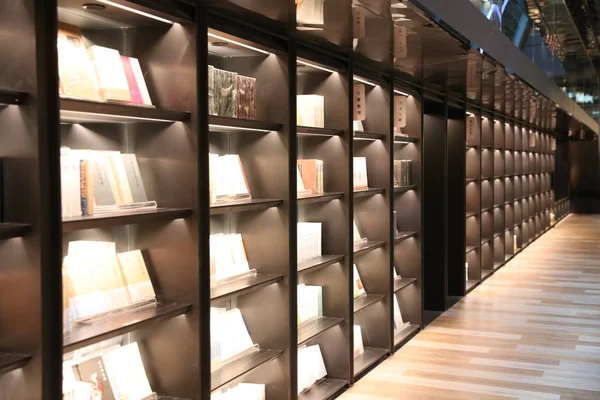 Βιβλία Τοποθετούνται Στο Τετράόροφο Ψηλό Τείχος Του Βιβλίου Διακοσμημένο Γυαλί — Φωτογραφία Αρχείου