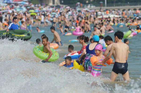 Turisté Dav Beach Resort Ochladit Parném Počasí Městě Qingdao Východní — Stock fotografie