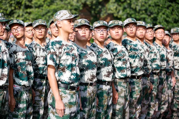 中国の新入生学生は 2018 日中国北西部の陝西省西安市に西安交通大学で軍事訓練セッションに参加します — ストック写真